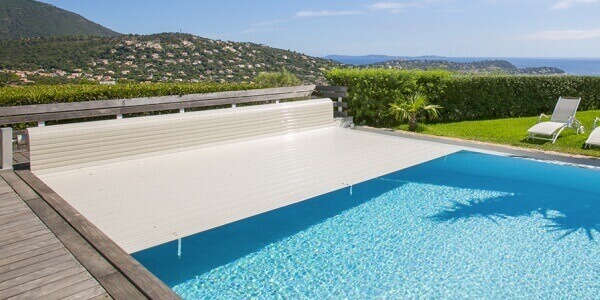 Tepedeki bir evde havuzu kapatan beyaz branda