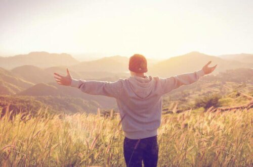 Buğday tarlasında kollarını açmış duran adam