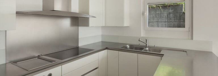 Beyaz dolaplı çelik tezgahlı mutfak