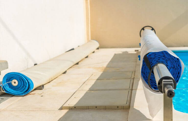 Havuzunuzun üstünü kapatmak için havuz kenarında duran brandalar