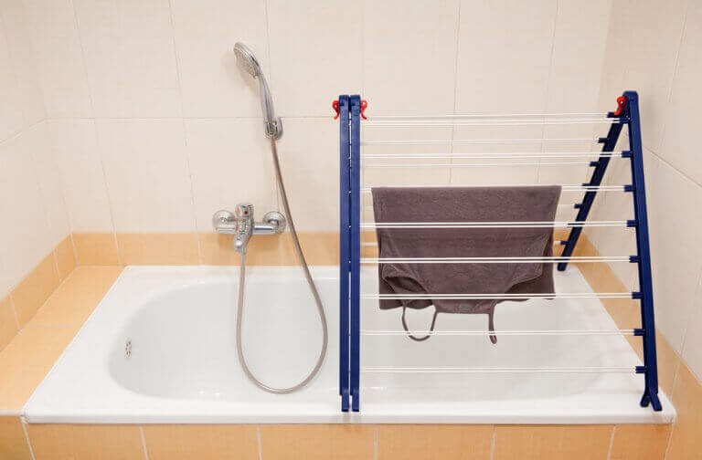 Küvet içinde çamaşır teli