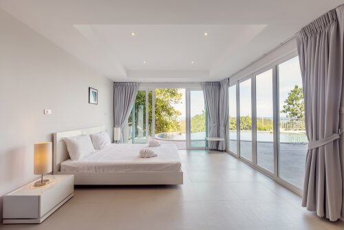 Beyaz yatak odası daha iyi bir aydınlatma sağlar.