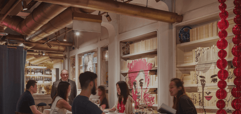 Duvar resimleri ile dekore edilmiş Hong Kong restoranı