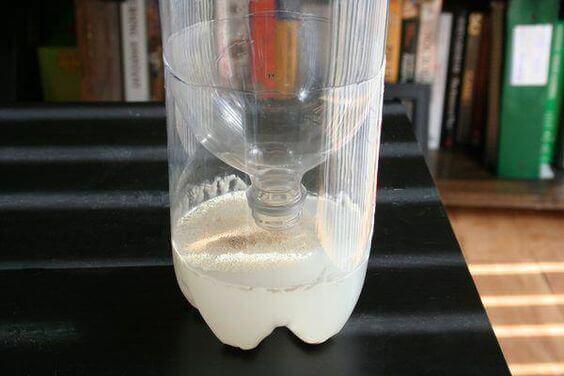 Sivrisinekler için şişeden yapılma tuzak