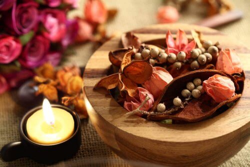 Ahşap kasede bitki karışımı ve mum