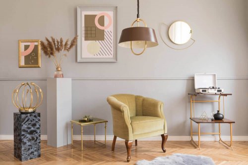 Minimalist ve toprak tonlarında aksesuarlara sahip salon