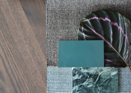 Yerde turkuaz ve gri tonlarında üst üste kumaşlar