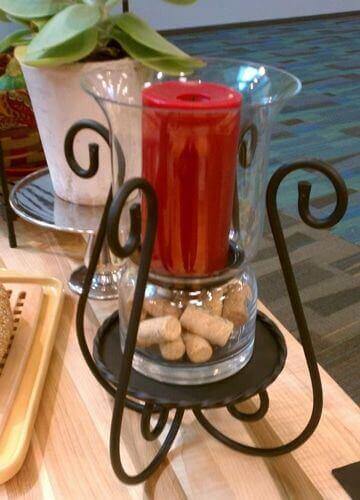 Kırmızı renkte ve demire tutturulmuş farklı mumluk