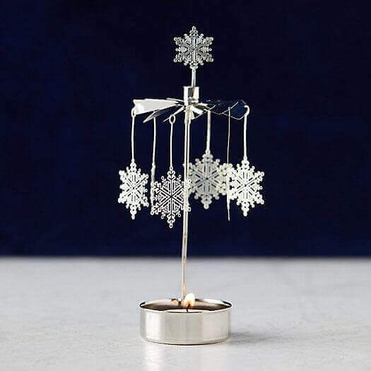 Kristal süsleri olan farklı mumluk