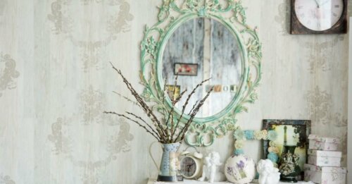 eski bir ayna ve önünde çeşitli eşyalar