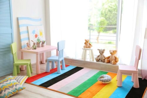 aydınlık oyun odasında minik sandalyeler ve rengarenk kilim