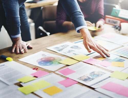 Masadaki kağıtları inceleyerek plan yapan profesyonel bir organizatör