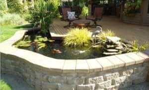 Terasın köşesinde yerden yüksek örülmüş bahçe göleti