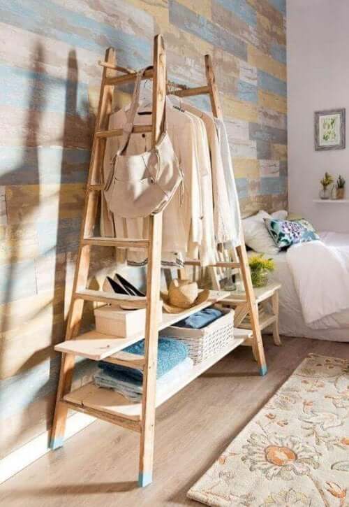 Giyinme odanızı ahşap merdivenle dekore etmek