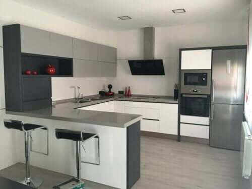 Feng shui felsefesine göre sade tasarlanmış mutfak