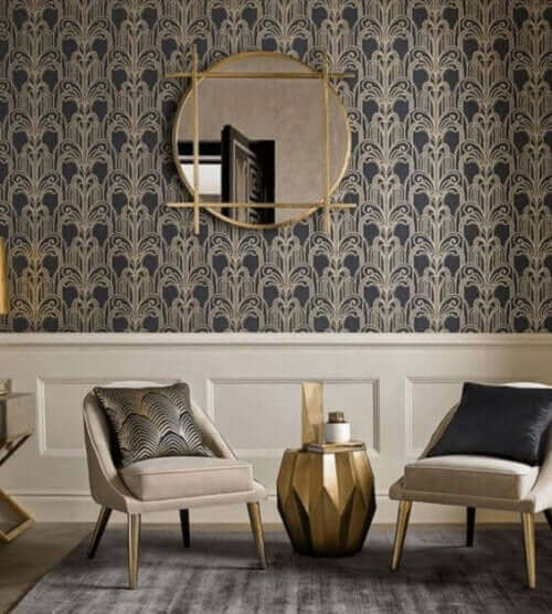 Duvar kağıdı ile kaplanmış odada 19. yüzyıl mobilyaları