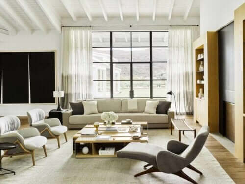 Geniş pencereli bol ışık alan salon