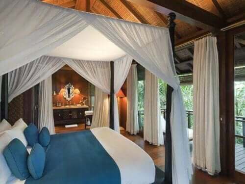 Üstü kapalı yatak olan yatak odası