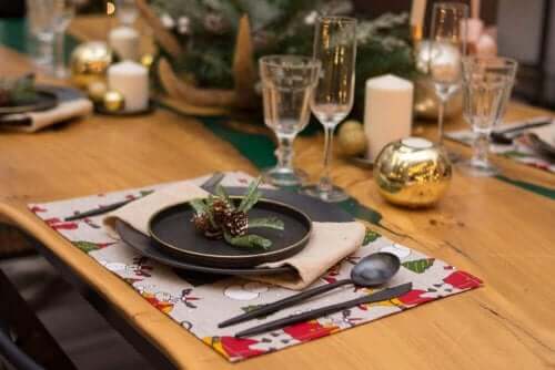 Desenli servisler ve siyah tabak