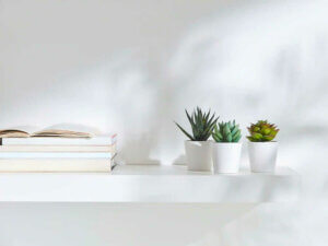 Yapay bitki saksıları.