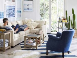 Oda yapay bitkiler ile dekore edilmiş.