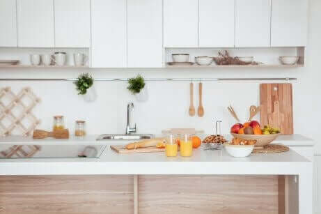 Ahşap dolaplı beyaz tezgah