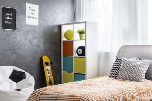 Kişisel eşyalar olan genç yatak odası