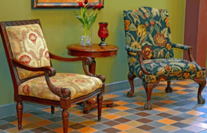 renkli döşemeli koltuklar